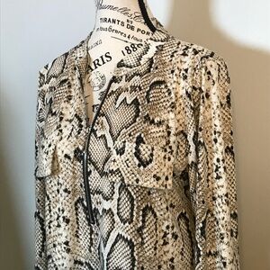 LADIES 1/2 ZIP LONG SLEEVED RAYON BLEND ANIMAL PRINT TOP SIZE LG. (Runs Long)